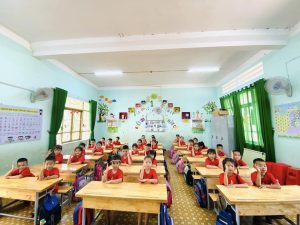 Các bé được tham quan phòng học và ngồi ngay ngắn